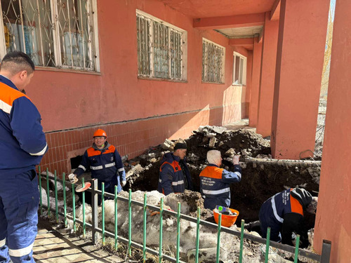 Хилчингийн долоодугаар байранд 24 метр халуун усны шугамд гарсан гэмтлийг засаж байна